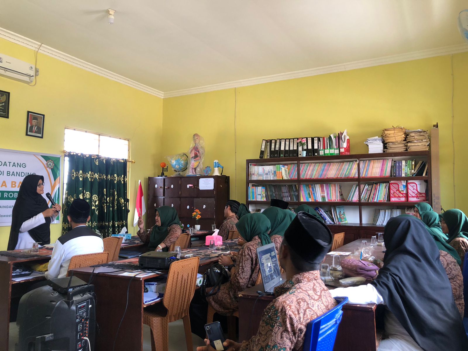 Ustadzah Anita sedang memaparkan Best Practice